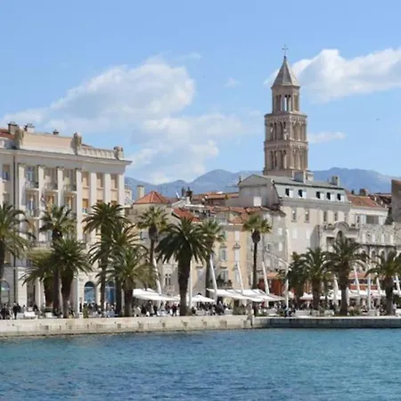 Apartment New Near Split With Garage *