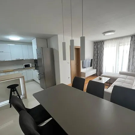 Apartment New Near Split With Garage