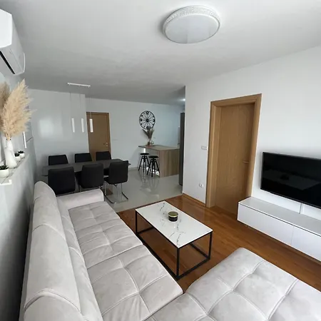 New Near Split With Garage Solin