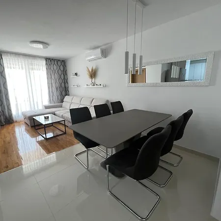 New Near Split With Garage *