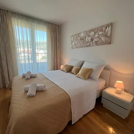 Apartment New Near Split With Garage *