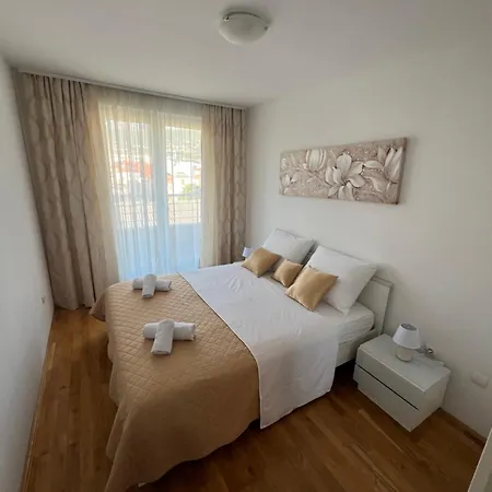New Near Split With Garage Apartment *