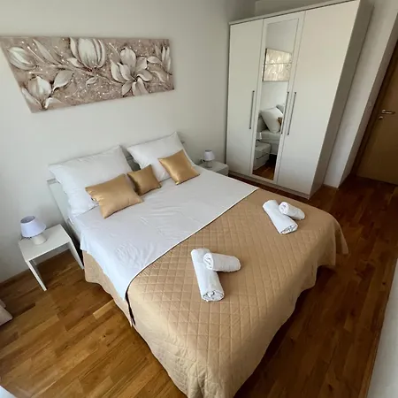 New Near Split With Garage Apartment *