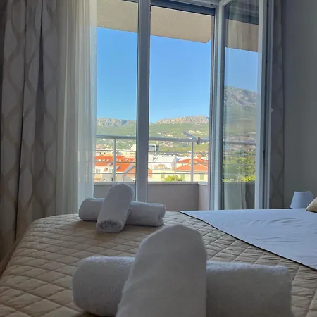 Apartment New Near Split With Garage *