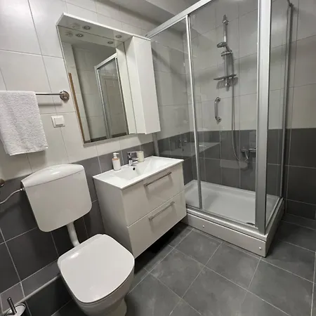 New Near Split With Garage Apartment *