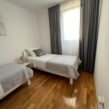 New Near Split With Garage * Solin